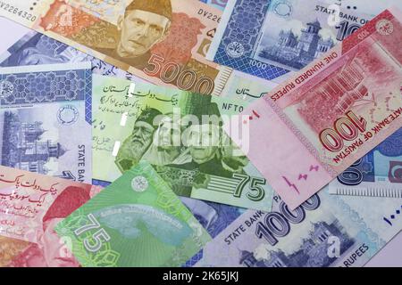 Monnaie du Pakistan les billets en monnaie différente comprenaient un billet de banque commémoratif de 75 roupies récemment émis Banque D'Images