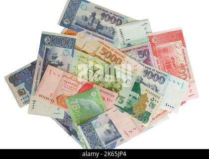 Billets de différentes coupures de monnaie pakistanaise avec un nouveau billet commémoratif de 75 roupies Banque D'Images