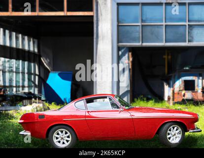 Volvo 1800 E, vue latérale de la voiture de sport classique de Suède, avec atelier flou, Lehnin, Allemagne, 11 septembre 2022. Banque D'Images