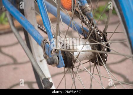 vieux porte-vélo bleu dans la cour de près, vélo rétro Banque D'Images