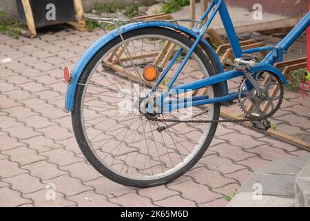 vieux porte-vélo bleu dans la cour de près, vélo rétro Banque D'Images