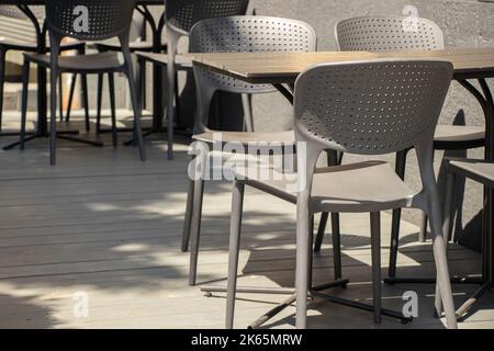 tables et chaises dans un café extérieur au soleil, un restaurant sur la place de la ville, mobilier de restaurant, chaise et table Banque D'Images