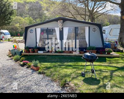 Une tente ouverte devant une remorque de voyage dans un camping-car. Concept de camping-car. Riva, Istanbul, Turquie - 04 avril 2022. Banque D'Images