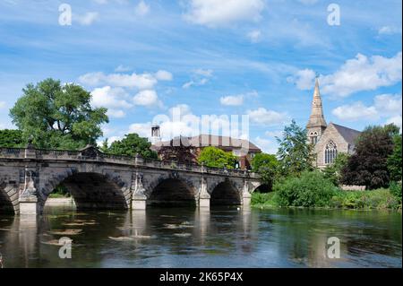 Le vieux pont anglais en pierre sur la rivière Severn à Shrewsbury, Angleterre Banque D'Images