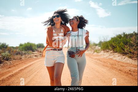 Marche, heureux et amis en vacances lors d'un safari pendant l'été ensemble dans la nature du Kenya. Des femmes africaines heureuses, joueuses et jeunes en vacances dans le Banque D'Images