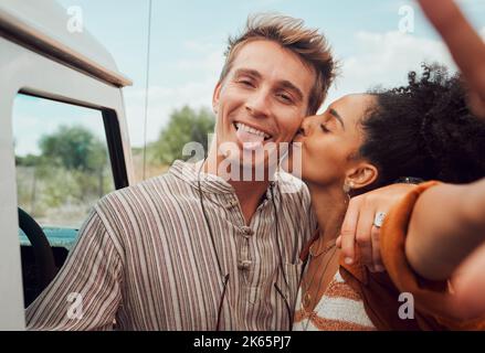 Selfie, baiser et couple prenant une photo sur un voyage en voiture, s'amusant sur une aventure de voyage ensemble. L'amour, la nature et la femme noire embrassant l'homme pour Banque D'Images