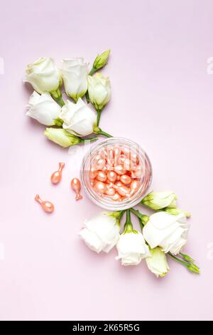 capsules d'huile pour soins du visage sur fond rose. huile nourrissante à usage unique pour la peau sèche et endommagée. traitement antiâge. routine quotidienne de beauté. Fond rose Banque D'Images