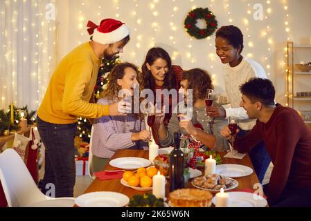 Des amis heureux et variés sont heureux de célébrer le nouvel an Banque D'Images