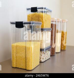 Récipients pour le stockage de produits en vrac dans la cuisine. Banque D'Images