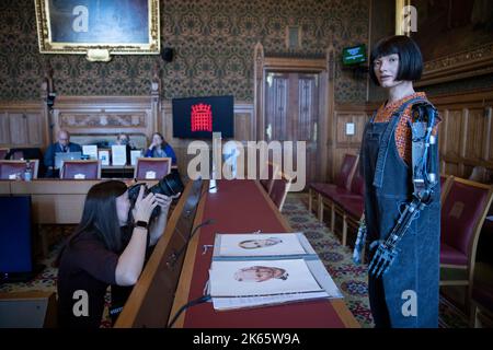 PHOTO:JEFF GILBERT 11th octobre 2022, Westminster, Londres, Royaume-Uni ai-Da robot fera de l'histoire le premier robot à s'exprimer devant la Chambre des Lords dans le cadre d'une enquête en cours sur l'avenir des industries créatives, ai-Da robot, le premier robot artiste au monde, S'admettra aux membres de la Chambre des Lords Communications crédit: Jeff Gilbert/Alay Live News Banque D'Images