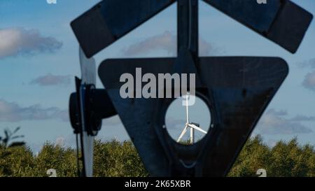 Éolienne vue par une ouverture dans un vieux panneau de chemin de fer Banque D'Images