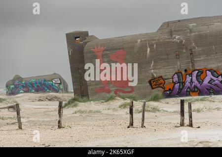 Graffiti art sur un bunker allemand de la Seconde Guerre mondiale en décomposition Banque D'Images