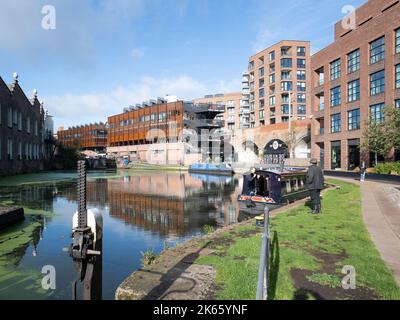 Londres, Angleterre, Royaume-Uni - développement d'utilisation mixte de Hawley Wharf par AHMM au-dessus du canal Regents à Camden Banque D'Images