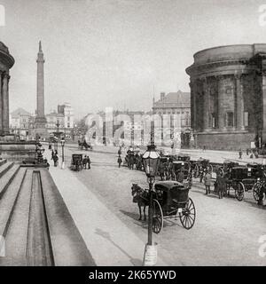 Vue du début du 20th siècle sur William Brown Street, depuis la bibliothèque William Brown, montrant l'extrémité nord de St George's Hall et le Wellington Monument dans le centre de Liverpool City, en Angleterre Banque D'Images