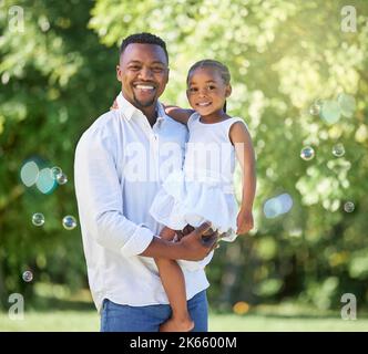 C'est ma fille et elle veut dire le monde pour moi. Un homme et sa fille passent la journée à l'extérieur. Banque D'Images