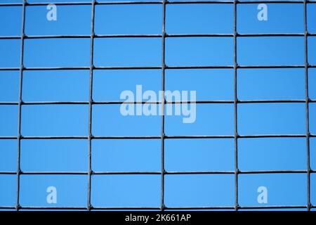 Grille avec cellule rectangulaire sur fond bleu ciel Banque D'Images