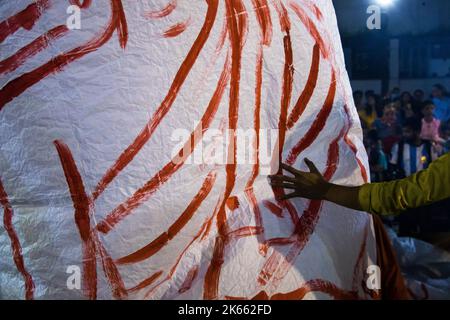 Bangladesh. 11th octobre 2022. Photographie franche de lanternes en cours de diffusion pendant le festival Probarona Purnima au temple bouddhiste de Mukda, Dhaka. (Credit image: © Md. Noor Hossain/Pacific Press via ZUMA Press Wire) Credit: ZUMA Press, Inc./Alamy Live News Banque D'Images