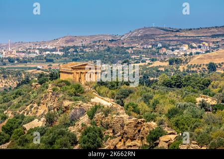 Agrigento, Sicile, Italie - 12 juillet 2020 : ruines grecques du temple Concordia dans la vallée des temples près d'Agrigento, Sicile Banque D'Images