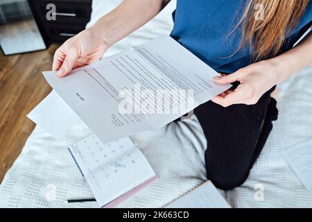 Heureuse femme excitée étudiant client de lecture lettre d'offre avec de bonnes nouvelles, grande offre bon marché, obtenir des opportunités d'emploi. Jeune femme tenant une banque de courrier papier Banque D'Images