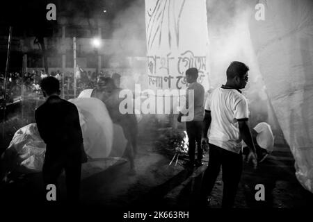 Bangladesh. 11th octobre 2022. Photographie franche de lanternes en cours de diffusion pendant le festival Probarona Purnima au temple bouddhiste de Mukda, Dhaka. (Credit image: © Md. Noor Hossain/Pacific Press via ZUMA Press Wire) Credit: ZUMA Press, Inc./Alamy Live News Banque D'Images