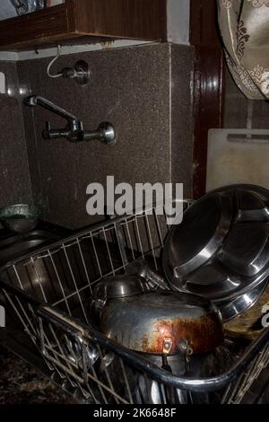 Évier de cuisine avec mélange de robinet et vaisselle lavée dans le égouttoir. Uttarakhand Inde. Banque D'Images