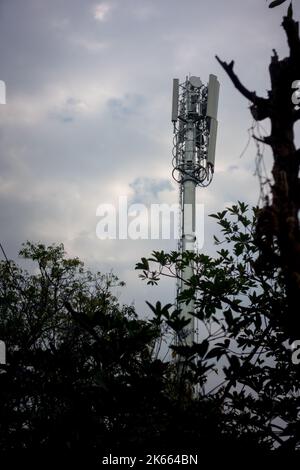 7 avril 2021. Un site cellulaire, une tour cellulaire ou une station de base cellulaire. Dehradun ville Uttarakhand Inde. Banque D'Images