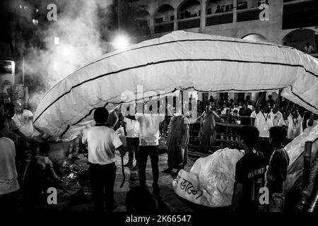Bangladesh. 11th octobre 2022. Photographie franche de lanternes en cours de diffusion pendant le festival Probarona Purnima au temple bouddhiste de Mukda, Dhaka. (Credit image: © Md. Noor Hossain/Pacific Press via ZUMA Press Wire) Credit: ZUMA Press, Inc./Alamy Live News Banque D'Images