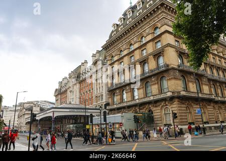 28 6 2022 voyageurs occupés à Victoria Station, Londres, Royaume-Uni Banque D'Images