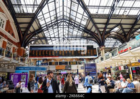 28 6 2022 voyageurs occupés dans la gare de Liverpool Street, Londres, Royaume-Uni Banque D'Images