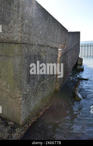 Hamble Common Beach anti-avion Gun plate-forme en béton s'est effondrée Banque D'Images