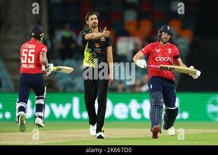 Mitchell Starc d'Australie est vu avec Dawid Malan d'Angleterre pendant le Dettol T20I série 2 de 3 Match Australie contre l'Angleterre à Manuka Oval, Canberra, Australie, 12th octobre 2022 (photo de Patrick Hoelscher/News Images) à Canberra, Australie le 8/13/2022. (Photo de Patrick Hoelscher/News Images/Sipa USA) Banque D'Images