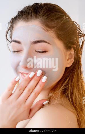 traitement du visage femme portant un masque en argile minérale Banque D'Images