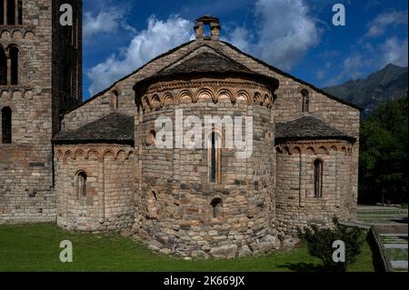 Église romane de Sant Climent, construite au début de 1100s, dans le village de Vall de Boí de Taüll, Catalogne, Espagne. L'église a trois apses orientales semi-circulaires, toutes avec une simple décoration Lombard et des fenêtres à fentes rondes, et un beffroi de style italien. Banque D'Images