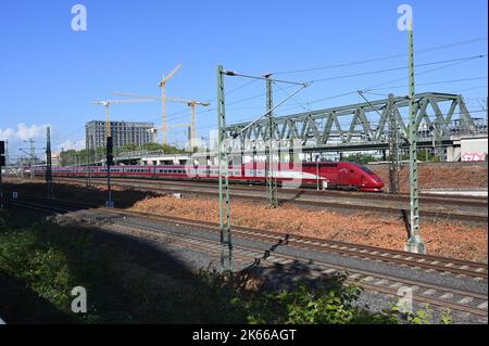 Cologne, Allemagne. 30th septembre 2022. Logo, lettrage sur un wagon du Thalys, un train européen à grande vitesse basé sur la technologie du TGV français Reseau Credit: Horst Galuschka/dpa/Horst Galuschka dpa/Alay Live News Banque D'Images