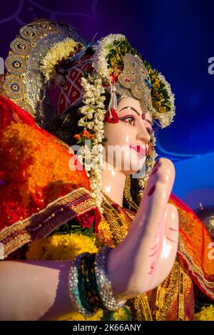 Une belle idole de Maa Durga adorée à un mandal à Mumbai pour le festival indien de Navratri Banque D'Images