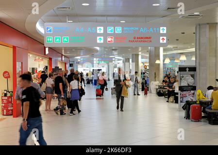 terminal de départ de l'aéroport international de bari, puglia, sud de l'italie Banque D'Images