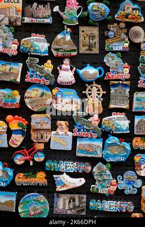 aimants décoratifs pour réfrigérateur à l'extérieur de la boutique de souvenirs, lecce, puglia, sud de l'italie Banque D'Images