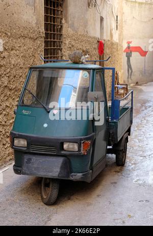 piaggio ape garés dans la rue, taranto, puglia, sud de l'italie Banque D'Images