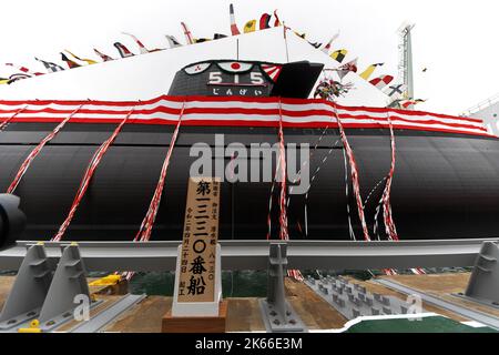 Kobe, Japon. 12th octobre 2022. Le nouveau sous-marin japonais « Jingei » est vu lors de la cérémonie de lancement à Kobe Shipyard & Machinery Works de MHI à Kobe, préfecture de Hyogo, Japon sur 12 octobre 2022. Un sous-marin diesel-électrique de classe Taigei 'Jingei' est de 3 000 tonnes avec système de TCM (Torpedo Counter Measure) et peut lancer le Boeing UGM-84L Harpoon Block II, environ 70 membres d'équipage et a des compartiments d'habitation pour six femelles. Photo par Keizo Mori/UPI crédit: UPI/Alay Live News Banque D'Images