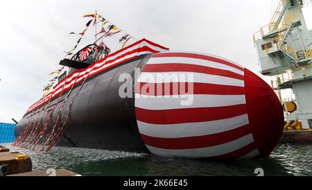 Kobe, Japon. 12th octobre 2022. Le nouveau sous-marin japonais « Jingei » est vu lors de la cérémonie de lancement à Kobe Shipyard & Machinery Works de MHI à Kobe, préfecture de Hyogo, Japon sur 12 octobre 2022. Un sous-marin diesel-électrique de classe Taigei 'Jingei' est de 3 000 tonnes avec système de TCM (Torpedo Counter Measure) et peut lancer le Boeing UGM-84L Harpoon Block II, environ 70 membres d'équipage et a des compartiments d'habitation pour six femelles. Photo par Keizo Mori/UPI crédit: UPI/Alay Live News Banque D'Images