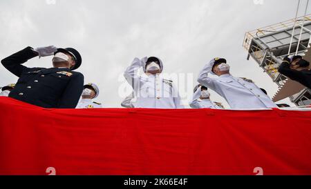 Kobe, Japon. 12th octobre 2022. Les officiers de la Force d'autodéfense maritime du Japon saluent le drapeau national lors de la cérémonie de lancement du nouveau sous-marin « Jingei » au chantier naval de Kobe et Machinery Works de MHI à Kobe, préfecture de Hyogo, Japon sur 12 octobre 2022. Photo par Keizo Mori/UPI crédit: UPI/Alay Live News Banque D'Images