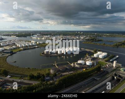 Amsterdam, 29th septembre 2022, pays-Bas. Borne d'installation du réservoir de stockage d'huile. Produits pétrochimiques dans port pour le transport Banque D'Images