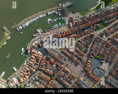 Volendam, pays-Bas. Vue d'ensemble de la ville traditionnelle hollandaise village de pêche bâtiments traditionnels et port. Attraction touristique ciel nuages Banque D'Images