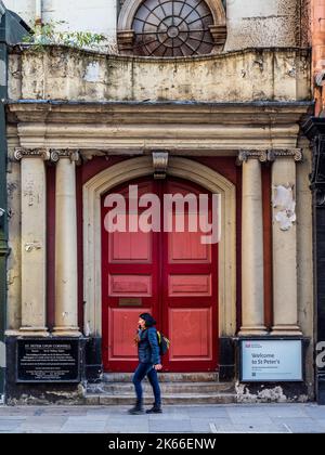 Église Saint-Pierre-sur-Cornhill dans le quartier financier de la ville de Londres. L'église Saint-Pierre-sur-Cornhill est d'origine médiévale ou peut-être romaine. Classe I. Banque D'Images