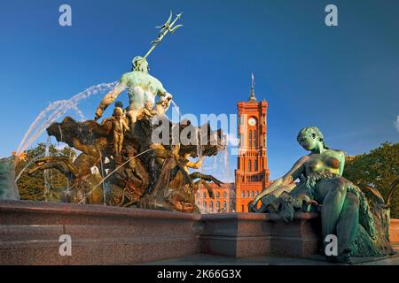 La fontaine Neptun et la mairie rouge de Berlin-Mitte à la lumière du soir, Allemagne, Berlin Banque D'Images