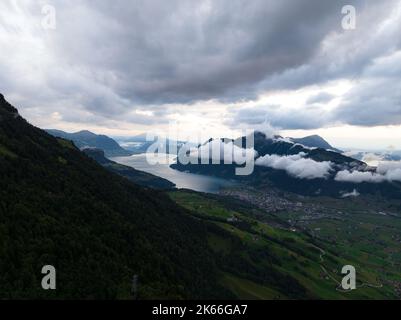 Vue d'ensemble du drone aérien de la montagne suisse au coucher du soleil dans le canton de Schwyz. Nuages bas suspendus au-dessus du lac de montagne à Schwyz centre de la Suisse. Banque D'Images