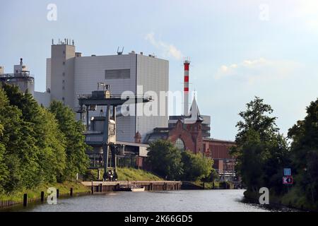 La centrale électrique Moabit au charbon se trouve sur le canal maritime Berlin-Spandau, en Allemagne, à Berlin Banque D'Images