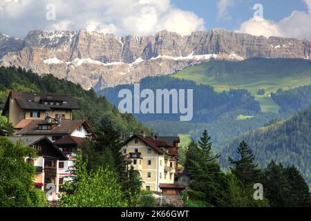 La montagne du groupe Sella vue de Saint-Ulrich, Alpes Dolomiten, Italie Banque D'Images