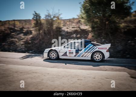 Novella, Corse, France - 7th octobre 2022 : Jacques Loubet et Laurent Loubet concourent dans leur Ford RS200 au Tour de Corse Historique 2022. Banque D'Images