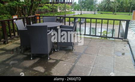 chaises et tables pour se détendre dans un jardin Banque D'Images